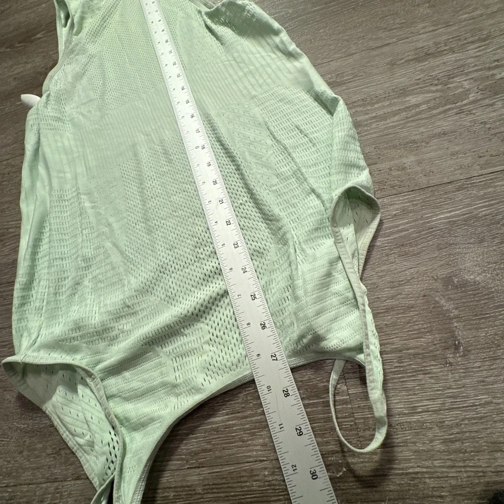 Nike Tank Top Womens Medium Green Nylon City Ready Seamless Mesh Crop CU5190-336